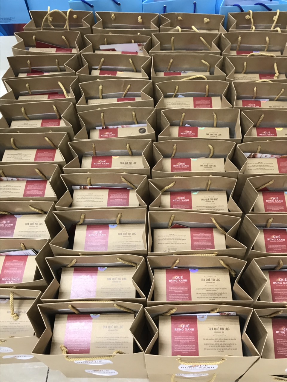 80 hộp trà quế gửi tặng đến quý khách hàng