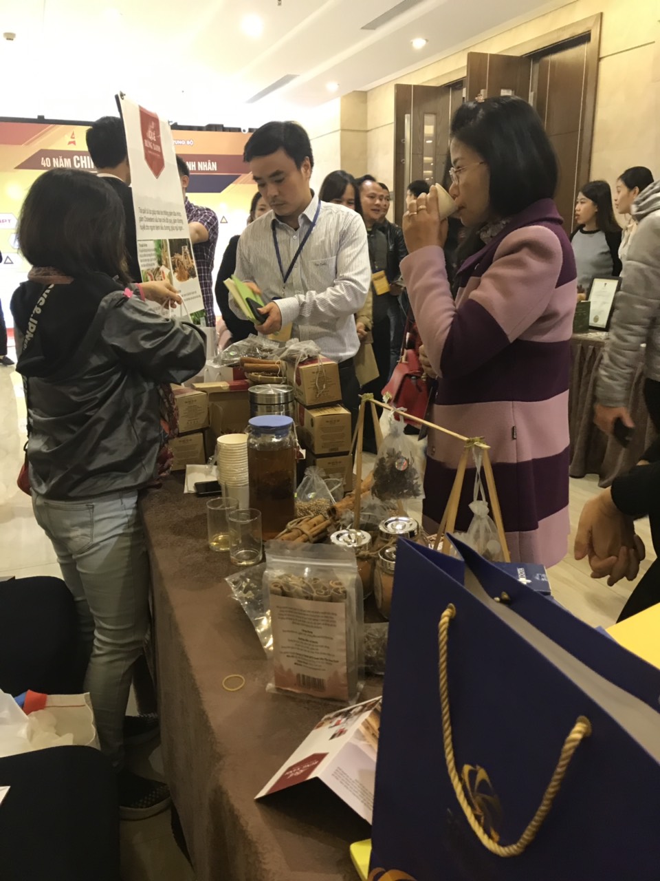 Khách hàng thưởng thức trà quế túi lọc