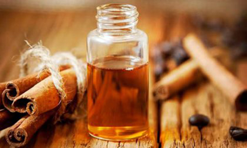 Bí quyết dùng tinh dầu quế trị mụn hiệu quả đơn giản tại nhà